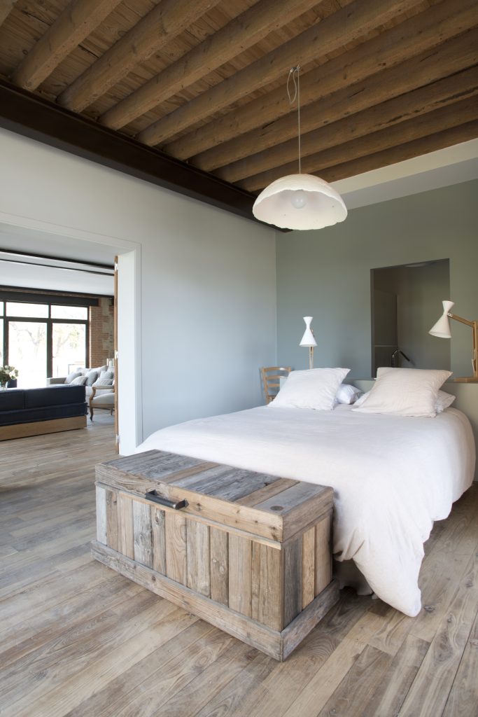Chambre supérieure lumineuse au design naturel et épuré, alliant confort haut de gamme et authenticité pour un séjour Grainedejeune.