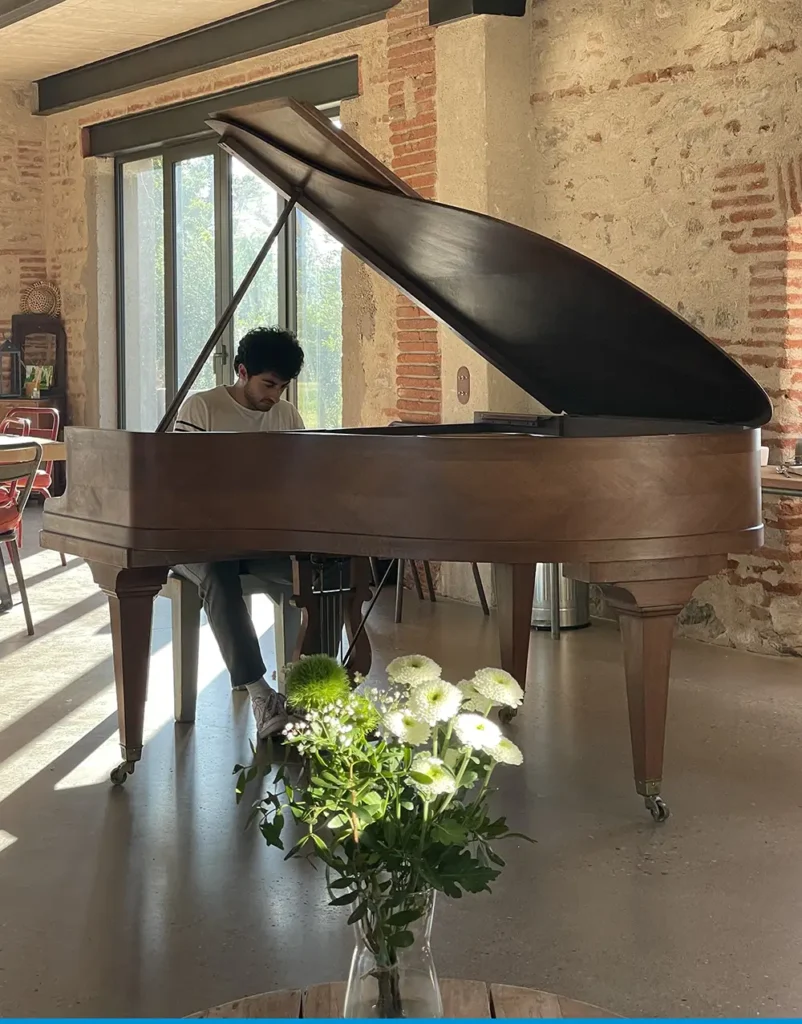 Loïs au piano - moment musical pendant un séjour de jeûne