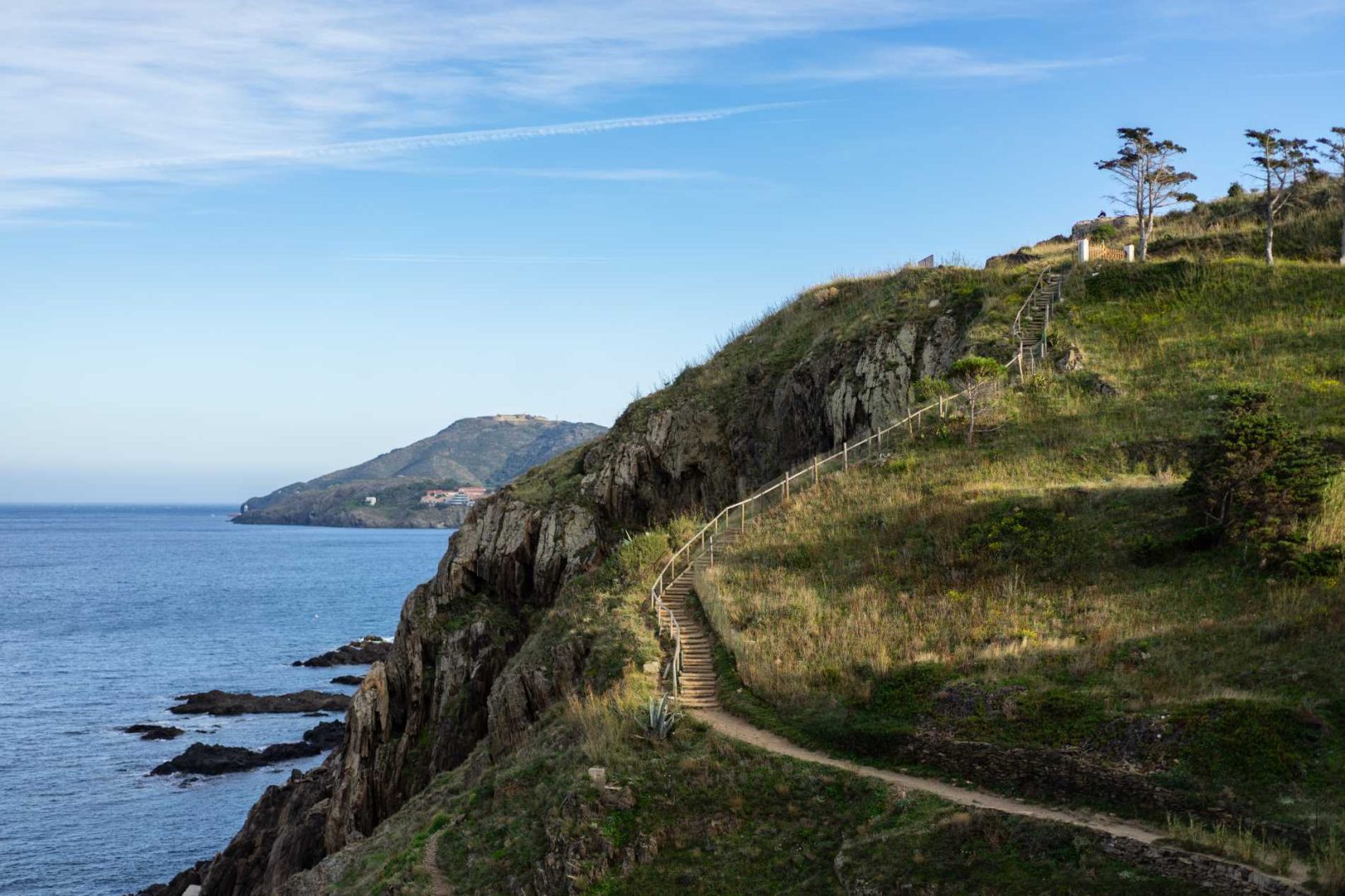 Sentier du littoral en Côte Vermeille pendant un séjour randonnée