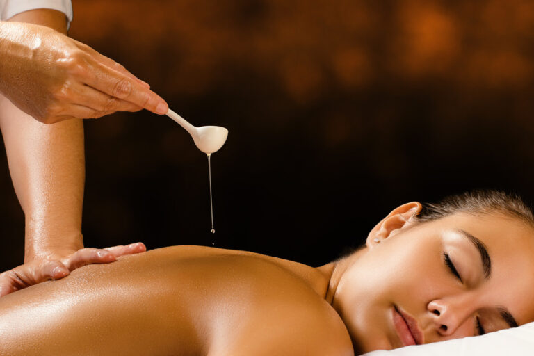 Massage à l’huile relaxant dans un cadre de séjour de jeûne et bien-être haut de gamme Graine de Jeûne