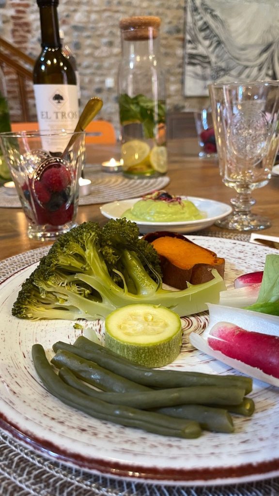 Assiette de légumes vapeur, brocoli, haricots verts, courgette et radis, servie pour la reprise alimentaire du séjour