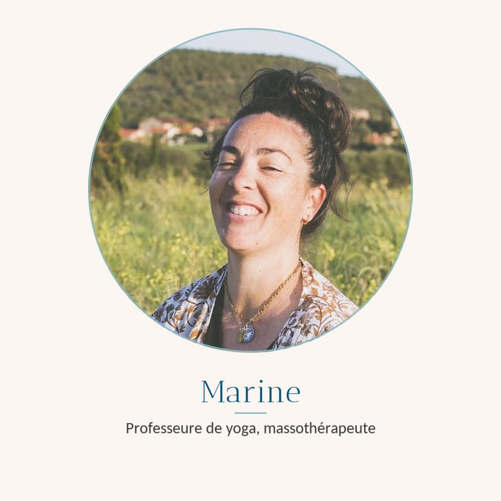 Marine, professeure de yoga et massothérapeute, souriante dans un champ des Pyrénées-Orientales