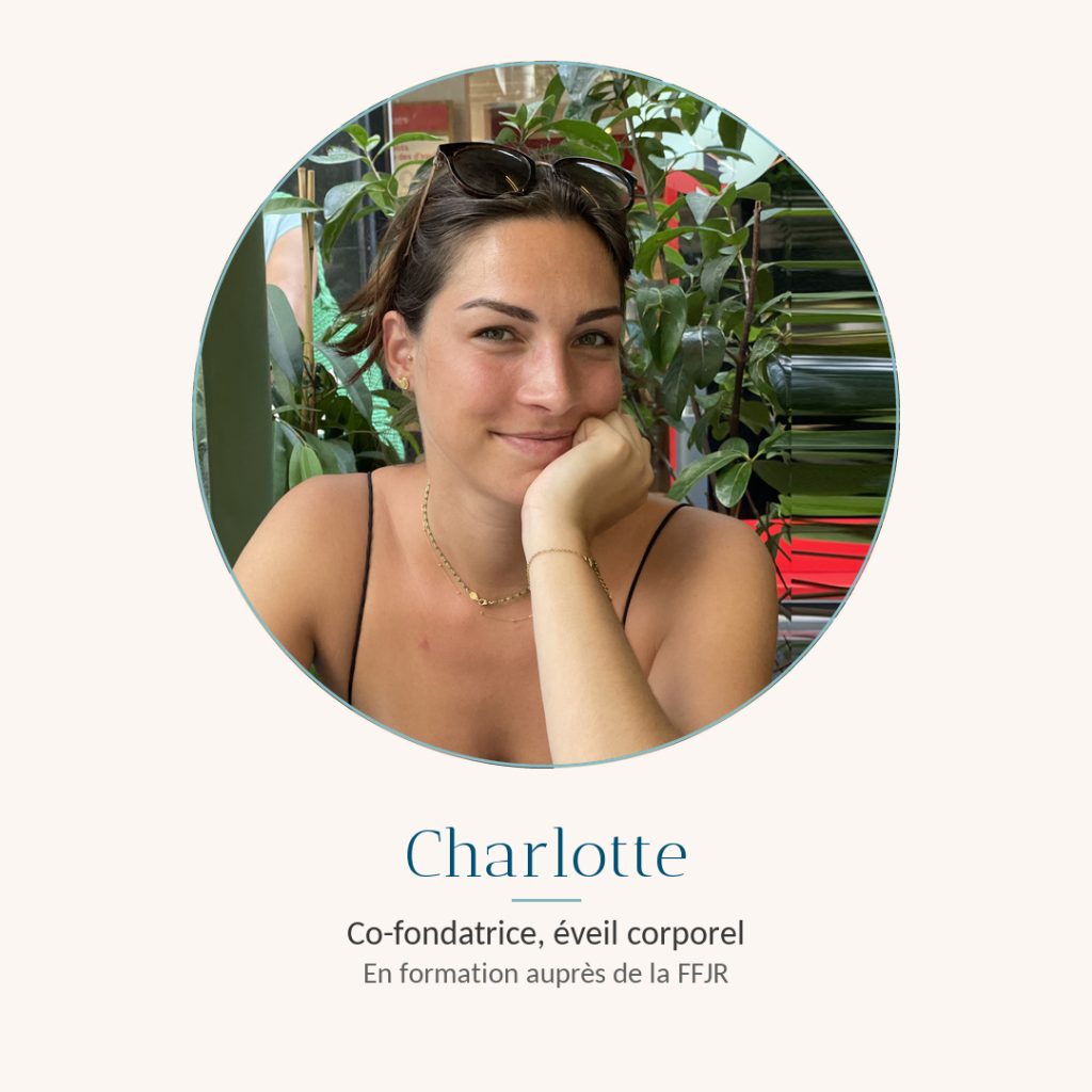 Charlotte, co-fondatrice de Graine de Jeûne, souriante en terrasse