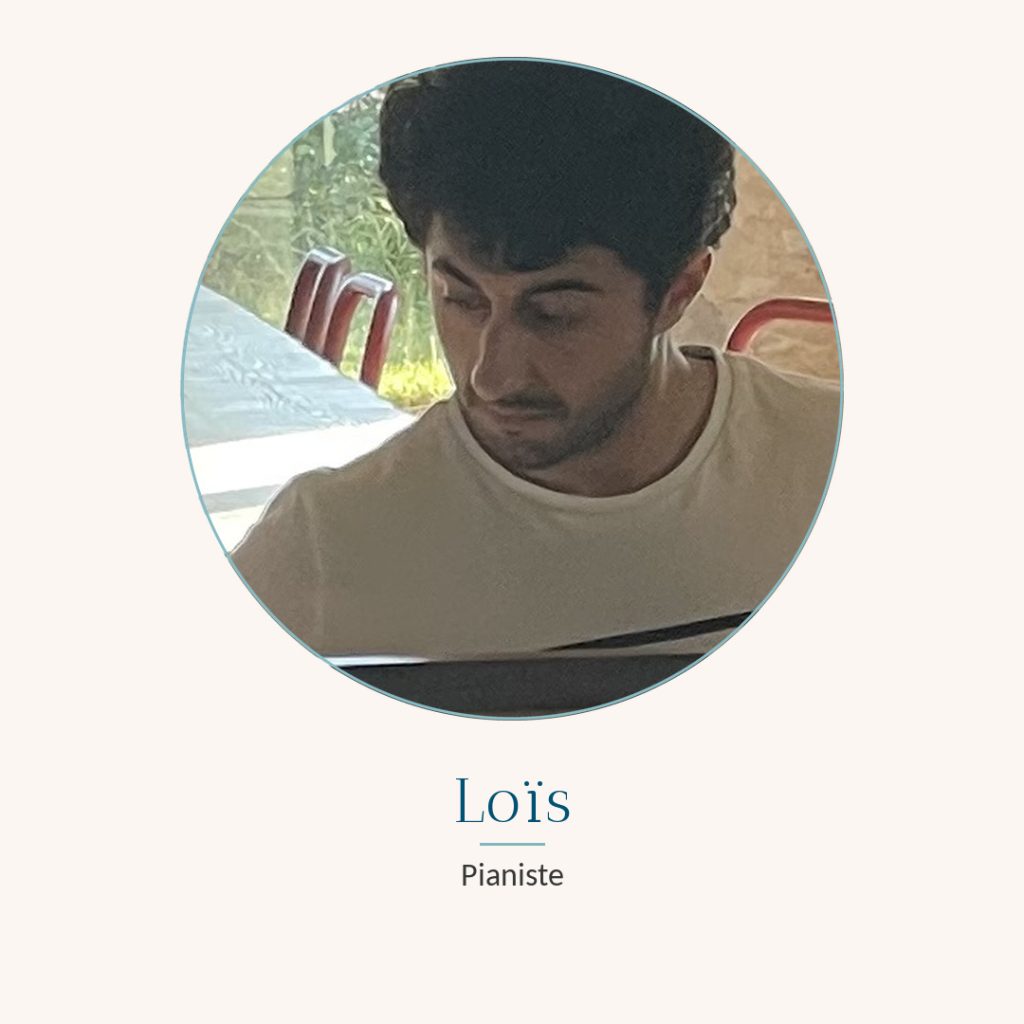 Loïs, pianiste, au piano pendant le concert privé donné aux participants d'un séjour de jeûne