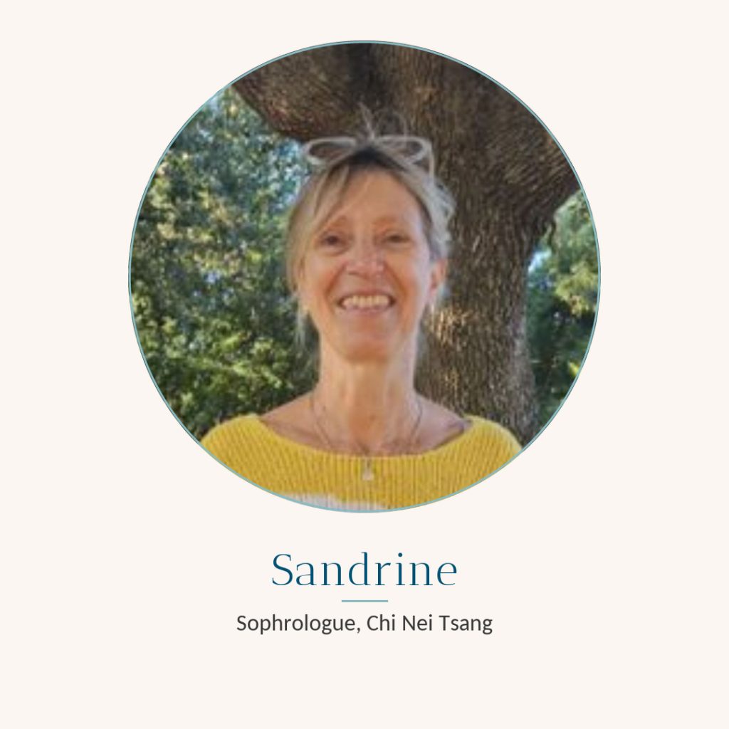Sandrine Rocco, sophrologue et praticienne de Chi Nei Tsang, devant un arbre des Pyrénées-Orientales