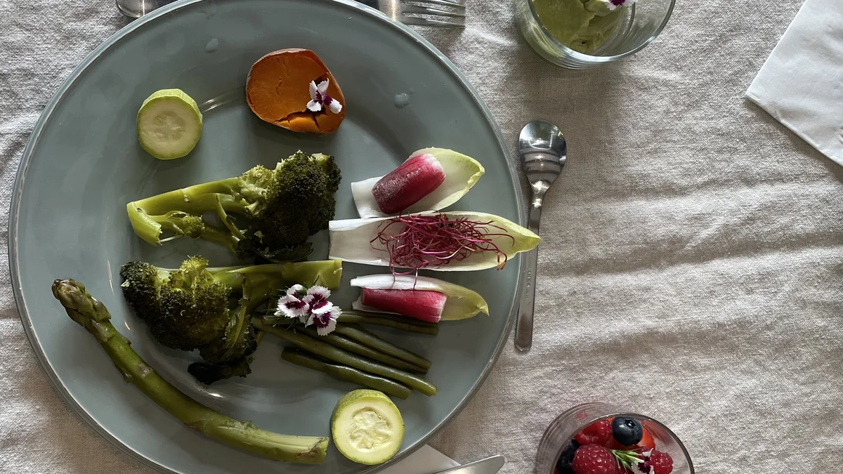 Assiette de légumes vapeur, crème d’avocat et fruits rouges, repas de reprise cétogène après un séjour de jeûne