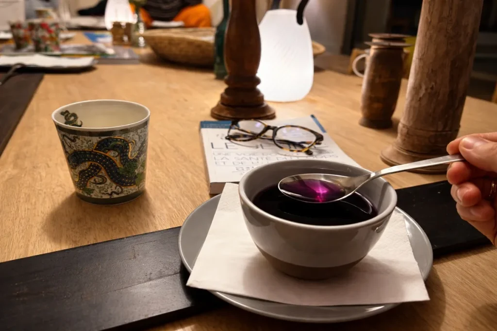 Bol de bouillon du soir et cuillère sur la table d'un séjour de jeûne