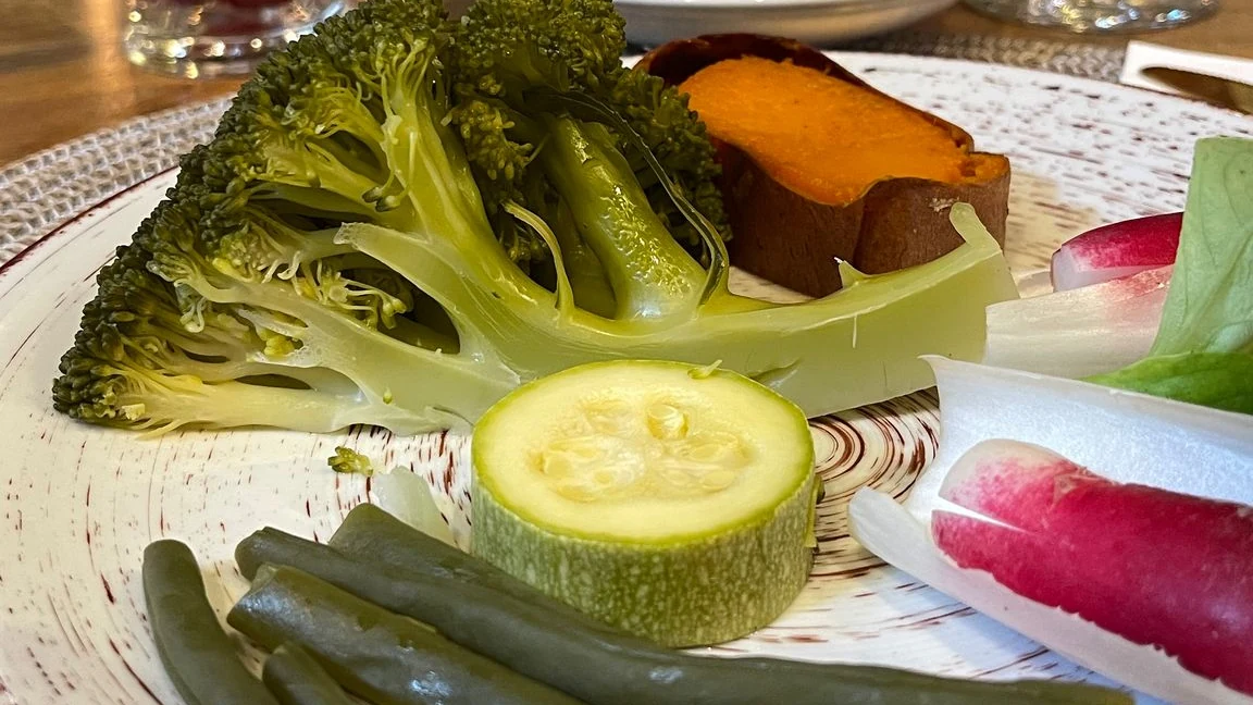 Brocoli, courgette, patate douce et haricots verts cuits à la vapeur dans l’assiette de la reprise alimentaire