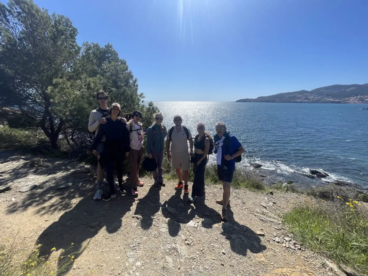 Groupe de jeûneurs Graine de Jeûne en randonnée sur le sentier littoral des Pyrénées-Orientales