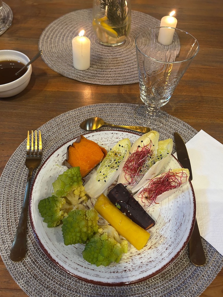 Assiette de légumes vapeur (romanesco, endives garnies de graines germées, tranche de patate douce) pour la reprise alimentaire