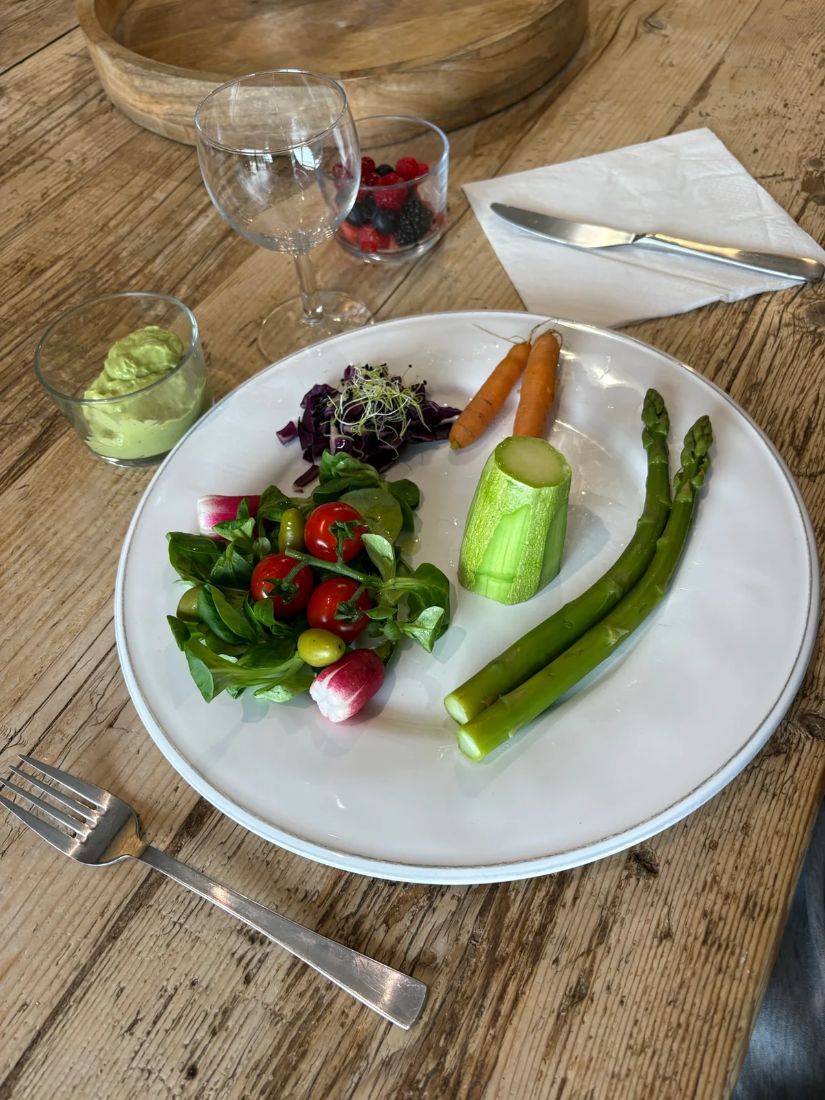 Assiette de légumes vapeur avec guacamole et salade de fruits rouges