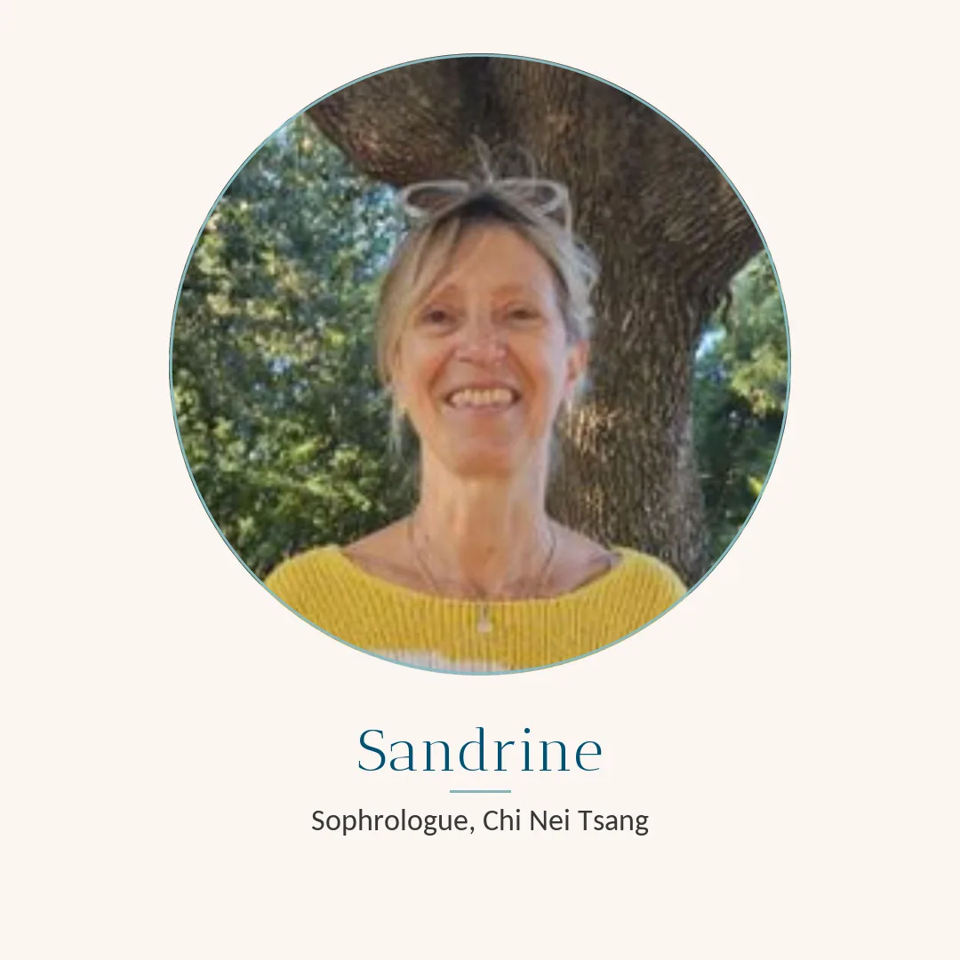 Sophrologue, Chi Nei Tsang : portrait d'une praticienne de l'équipe, devant un arbre.